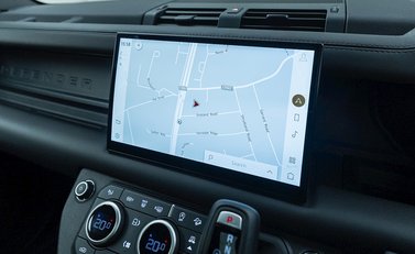 Land Rover Defender 110 D300 X 18