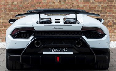 Lamborghini Huracan Spyder LP640-4 Performante 5