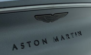 Aston Martin DBX 707 37