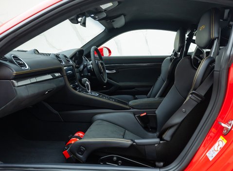 Porsche Cayman GT4 (718) 17