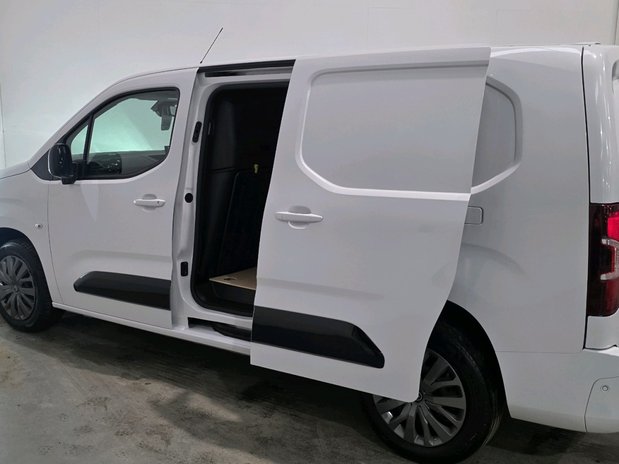 Citroen Berlingo BERLINGO XL DIESEL1.5 Blue HDi 100ps Van Driver 13
