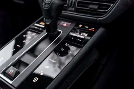 Porsche Macan S PDK. PANO ROOF. BOSE SOUND SYSTEM. HEATED FRONT SEATS. REVERSING CAMERA. 22