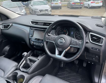 Nissan Qashqai 1.3 Qashqai N-Motion DiG-T 5dr 17