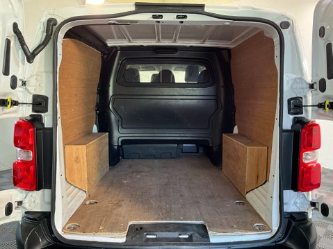 Vauxhall Vivaro 2.0 Turbo D 3100 Dynamic Crew Van L2 H1 Euro 6 (s/s) 5dr 9