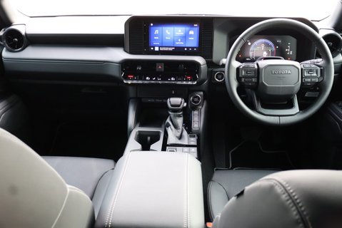 Toyota Land Cruiser 2026 COMMERCIAL 2 inch  lift 22  wheels roof light Seeker styled Rear seats 16