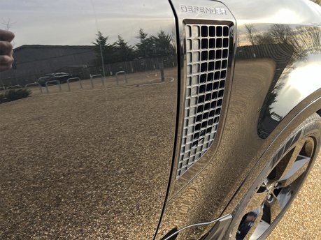 Land Rover Defender V8 33