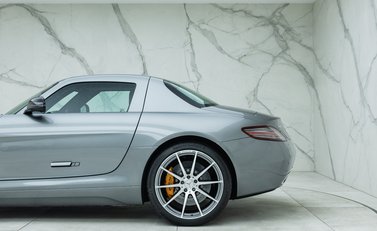 Mercedes-Benz SLS AMG 32