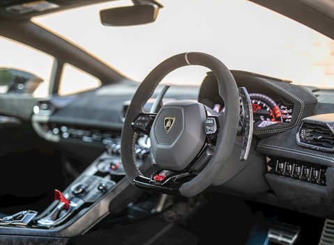 Lamborghini Huracan LP640-4 Performante 11