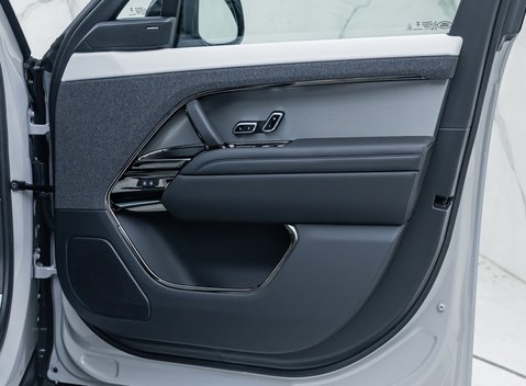 Land Rover Range Rover Sport D300 Dynamic SE 26