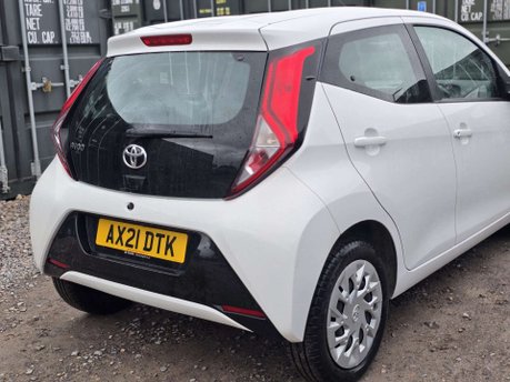 Toyota Aygo 1.0 VVT-i x-play Hatchback 5dr Petrol x-shift Euro 6 (Safety Sense) (71 ps) 4