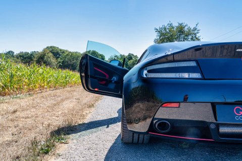 Aston Martin Vantage S V12 Manual 8