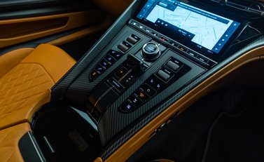 Aston Martin DB12 V8 20