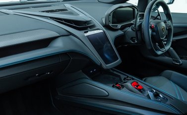 Lamborghini Revuelto 17