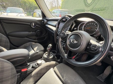 Mini Hatch Cooper D 1.5 Steptronic Automatic Chili / Media XL 5 door - PRO SAT NAV 3