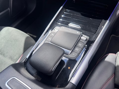 Mercedes-Benz GLB GLB 220 D 4MATIC AMG LINE PREMIUM PLUS 18