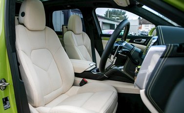 Porsche Cayenne Turbo S 12