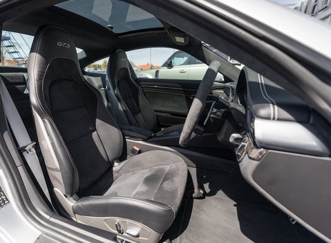 Porsche 911 Carrera GTS (991.2) 12