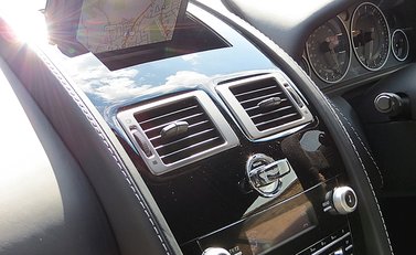 Aston Martin V12 Vantage Carbon Black Edition 12