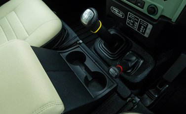 Land Rover Defender 110 HERITAGE 29