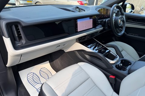 Porsche Cayenne V6 E-HYBRID BLACK EDITION -MATRIX LEDS -360 CAMS -WHITE LEATHER INTERIOR 31