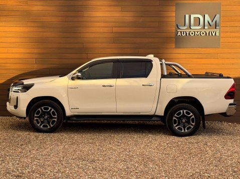 Toyota Hilux 2.8 HI-Luxury Invincible D-4D 4WD Double Cab Auto 4WD 5dr 9