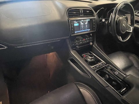 Jaguar F-Pace 2.0 F-PACE R-Sport AWD D Auto 4WD 5dr 46