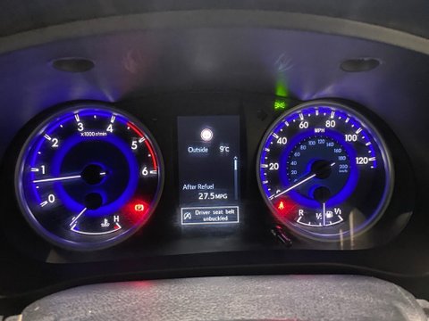 Toyota Hilux INVINCIBLE 4WD D-4D DCB 12