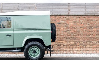 Land Rover Defender 90 Heritage Hard Top 24