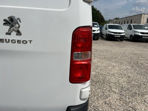 Peugeot Expert MWB L2H1 Low Roof Professional 2700 Air Con Tow Bar EURO 6 NO VAT 25