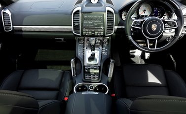 Porsche Cayenne Turbo S 16