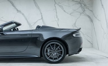 Aston Martin V12 Vantage S ROADSTER 42