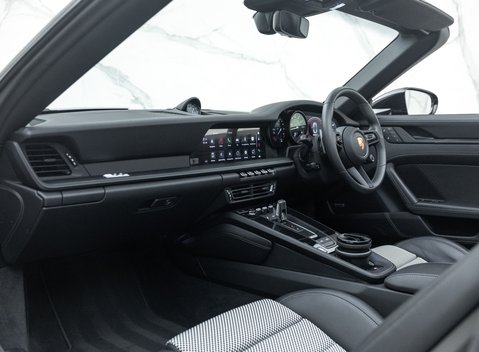 Porsche 911 Targa (992) 50 Years Porsche Design Edition 21