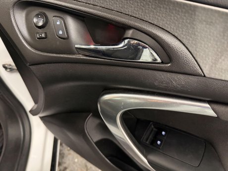 Vauxhall Insignia 2.0 CDTi ecoFLEX Design Euro 5 (s/s) 5dr 21