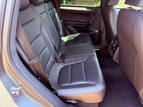 Volkswagen Touareg 3.0 TDI V6 BlueMotion Tech R-Line Tiptronic 4WD Euro 6 (s/s) 5dr 19