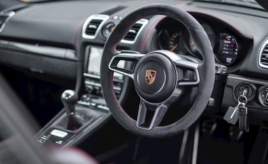 Porsche Cayman GT4 11