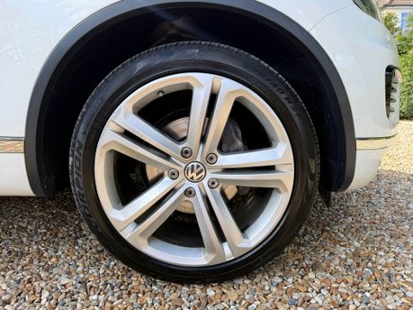 Volkswagen Touareg 3.0 TDI V6 BlueMotion Tech R-Line Plus SUV 5dr Diesel Tiptronic 4WD Euro 6 16