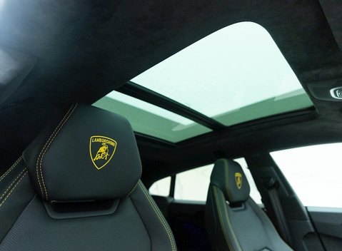 Lamborghini Urus 12