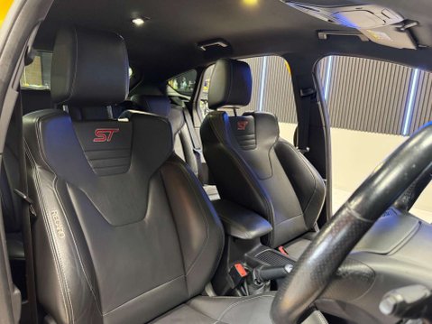 Ford Focus 2.0 Focus ST-3 T 5dr 38