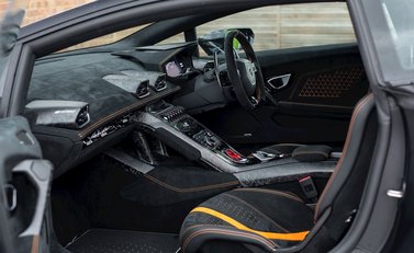 Lamborghini Huracan LP640-4 Performante 13
