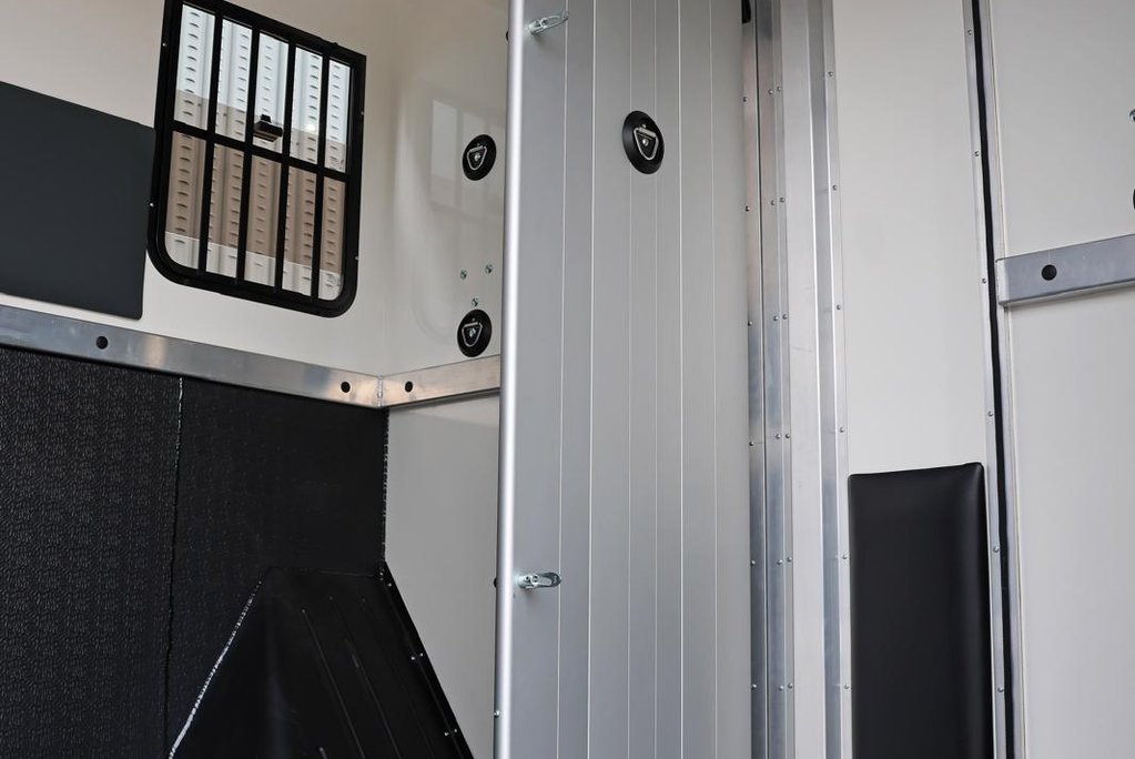 Renault Master BRAND NEW 3.5 TON STALLION BUILD EXTREME HEAVY DUTY HORSEBOX FROM SEEKER  21