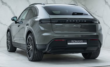 Porsche Macan 4 Electric 10