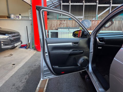Toyota Hilux INVINCIBLE 4WD D-4D DCB 20