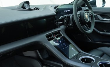 Porsche Taycan Turbo S Sport Turismo 18