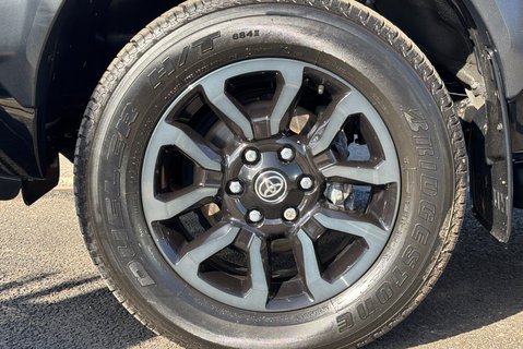 Toyota Hilux Invincible X 4WD 2.8 D-4D Double Cab Pickup - Hardtop Canopy 38