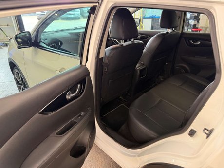 Nissan Qashqai 1.6 dCi Tekna SUV 5dr Diesel XTRON 2WD Euro 5 (s/s) (130 ps) 28