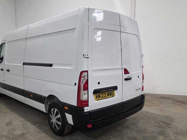Renault Master RENAULT MASTER LWB DIESEL FWD LM35dCi 135 Business+ Medium Roof Van 2