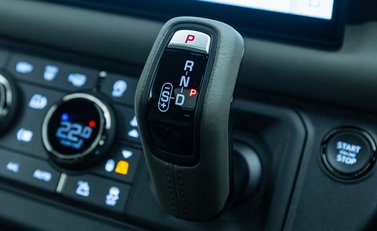 Land Rover Defender 110 OCTA EDITION ONE 28