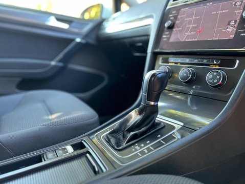 Volkswagen Golf SE NAVIGATION TSI EVO DSG 5