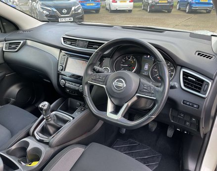 Nissan Qashqai 1.3 Qashqai N-Connecta DiG-T 5dr 17