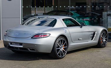 Mercedes-Benz SLS AMG GT 4